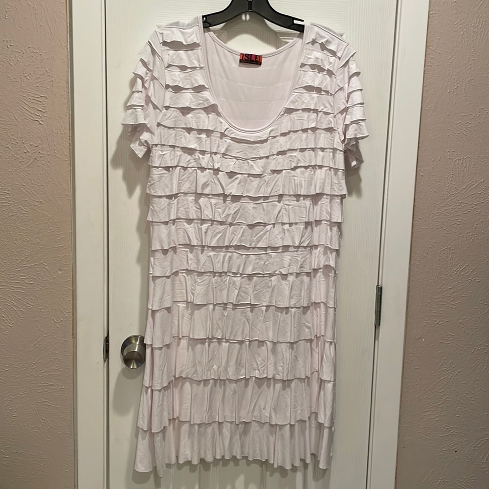 Women’s white short sleeve Isle dress.